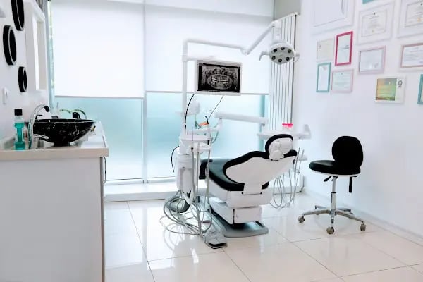 Diş Hekimi Protez Uzmanı. Dr. Dt. Esat Başol, Gülüş Tasarımı ve İmplant Klinikleri. İmplant/ Zirkonyum/ Estetik Diş Hekimliği - Resim 19