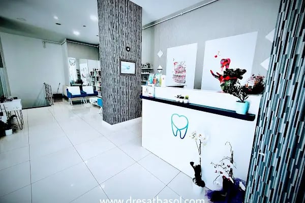 Diş Hekimi Protez Uzmanı. Dr. Dt. Esat Başol, Gülüş Tasarımı ve İmplant Klinikleri. İmplant/ Zirkonyum/ Estetik Diş Hekimliği - Resim 20