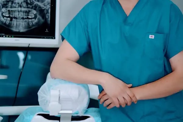 Diş Hekimi Protez Uzmanı. Dr. Dt. Esat Başol, Gülüş Tasarımı ve İmplant Klinikleri. İmplant/ Zirkonyum/ Estetik Diş Hekimliği - Resim 12