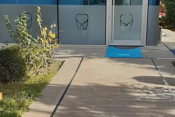Diş Hekimi Protez Uzmanı. Dr. Dt. Esat Başol, Gülüş Tasarımı ve İmplant Klinikleri. İmplant/ Zirkonyum/ Estetik Diş Hekimliği - Resim 6