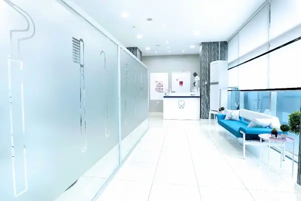 Diş Hekimi Protez Uzmanı. Dr. Dt. Esat Başol, Gülüş Tasarımı ve İmplant Klinikleri. İmplant/ Zirkonyum/ Estetik Diş Hekimliği - Resim 1