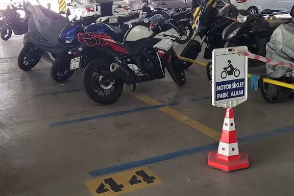 Bornova Belediyesi Katlı Otoparkı - Resim 3