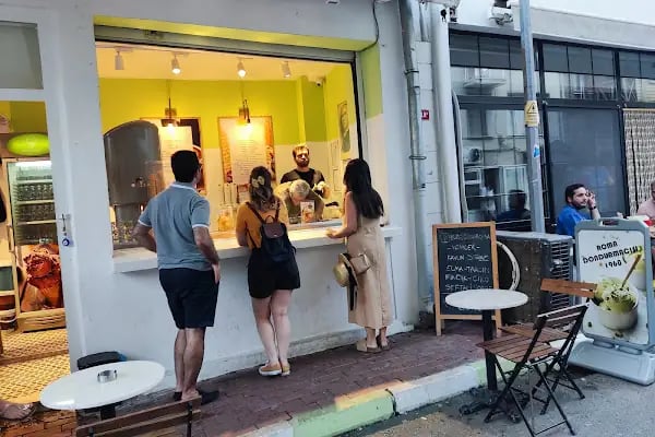 Madam Sofia Cafe &amp; Bar - Resim 2