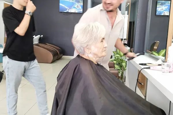 Hüsnü Yüksel Kuaför &amp; Hairdresser &amp; Парикмахер &amp; Friseur - Resim 13