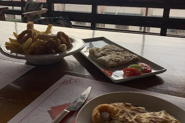 Quzine Cafe Bistro - Resim 19