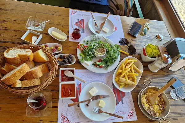 Quzine Cafe Bistro - Resim 3