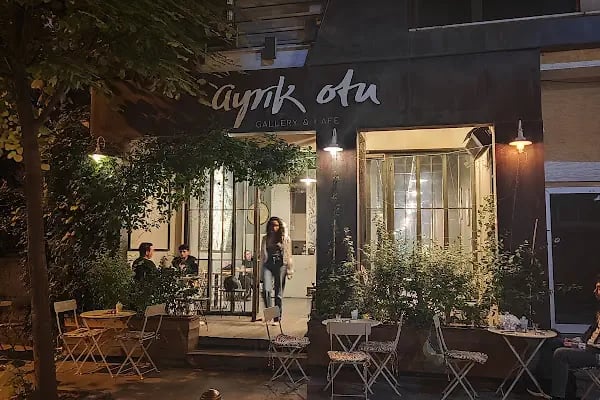 Aura Cafe &amp; Patisserie - Resim 8