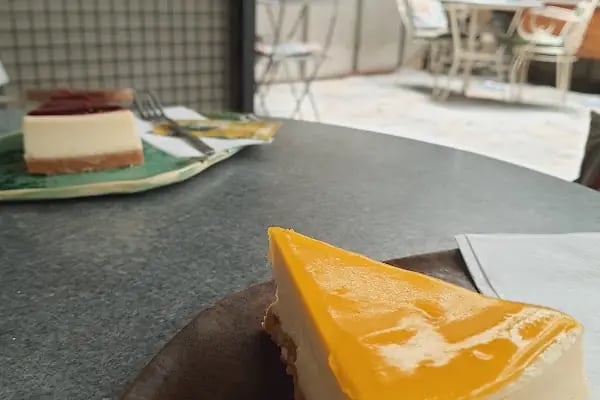 Aura Cafe &amp; Patisserie - Resim 11