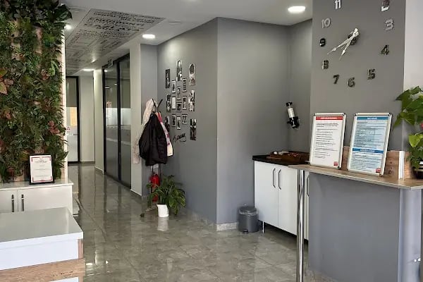 Özel Gazi Ata Ağız ve Diş Sağlığı Polikliniği Buca Heykel - Resim 3