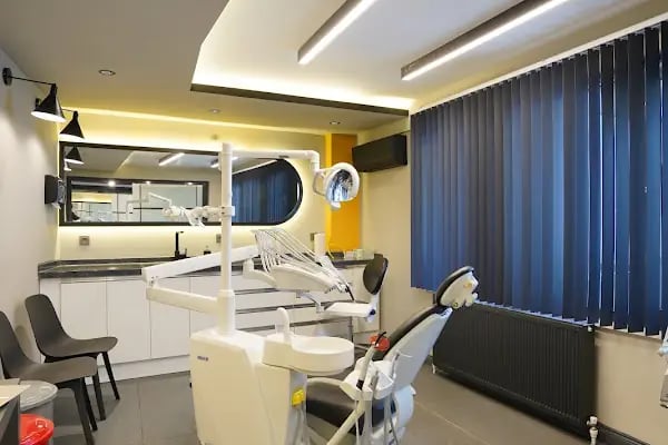 Uzman Diş Hekimi Mehmet Güvenç Balıkesir Özel Diş Kliniği-Lamina-Zirkonyum-İmplant-Beyazlatma-Estetik ve Kozmetik Diş Hekimi - Resim 15