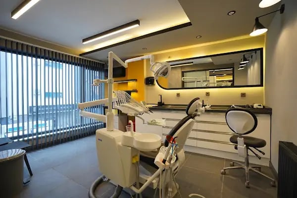 Uzman Diş Hekimi Mehmet Güvenç Balıkesir Özel Diş Kliniği-Lamina-Zirkonyum-İmplant-Beyazlatma-Estetik ve Kozmetik Diş Hekimi - Resim 2