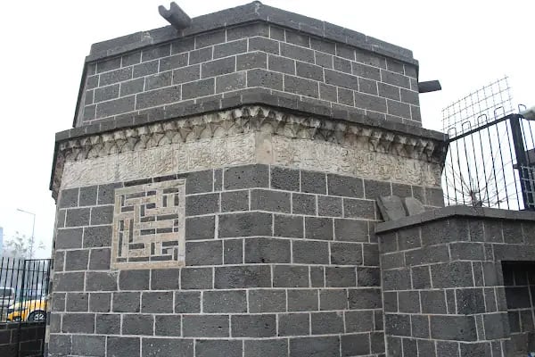 Sarı Saltug Türbesi - Resim 3