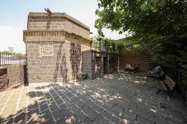 Sarı Saltug Türbesi - Resim 2