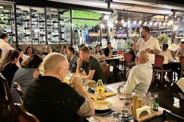 D La Plaza Restaurant &amp; Bar - Resim 18