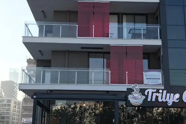 Réve Aesthetics - İzmir Göz Kapağı Estetiği & Dudak Dolgusu - Resim 3