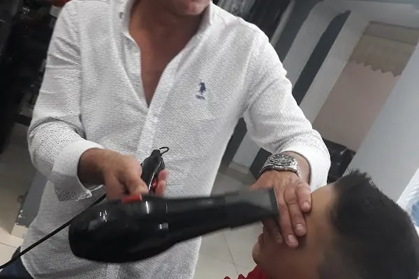 Hüsnü Yüksel Kuaför & Hairdresser & Парикмахер & Friseur - Resim 10