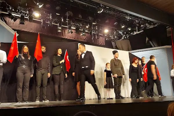 Manisa Belediyesi Şehir Tiyatrosu Salonu - Resim 10