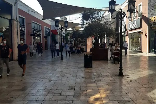 IN Street İstanbul Viaport AVM Mağazası - Resim 7