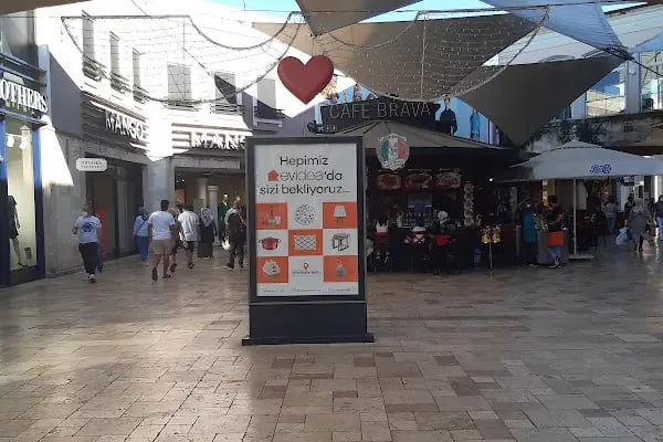 IN Street İstanbul Viaport AVM Mağazası - Resim 16