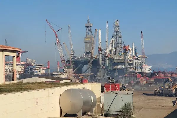 Simsekler Ship Recycling (Gemi Sokum Tersanesi) - Resim 2