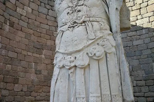 Zeus Sunağı - Resim 11