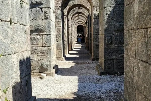 Zeus Sunağı - Resim 3