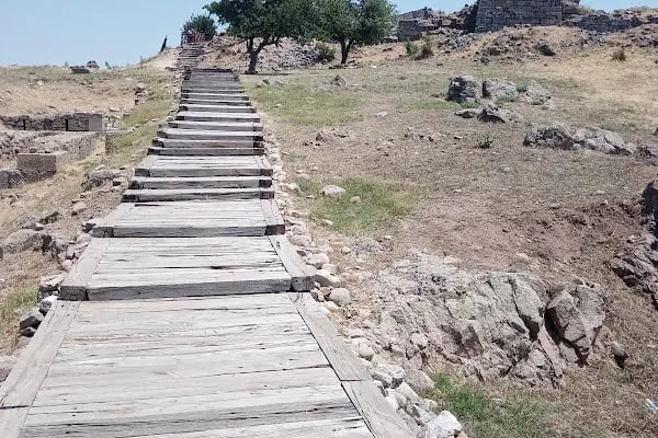 Zeus Sunağı - Resim 13