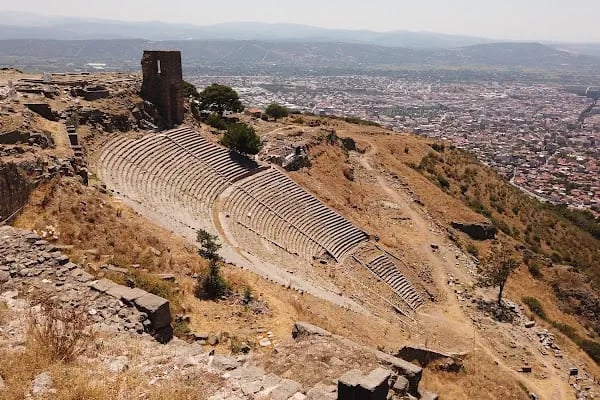 Zeus Sunağı - Resim 2