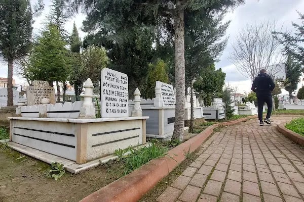 Alanyurt Merkez Mezarlığı - Resim 3