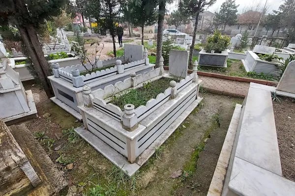 Alanyurt Merkez Mezarlığı - Resim 5