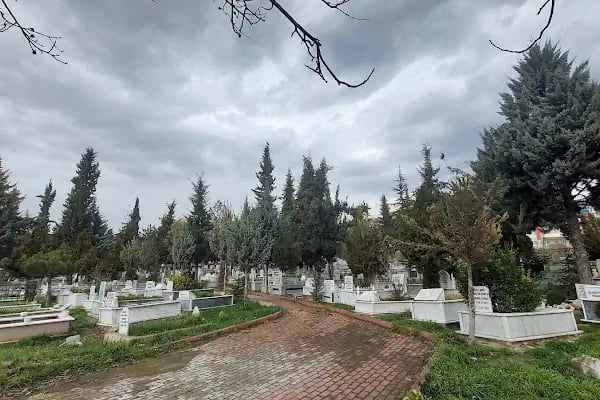 Alanyurt Merkez Mezarlığı - Resim 6