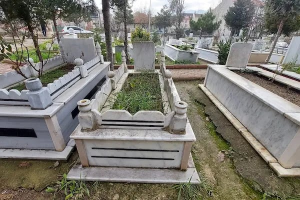 Alanyurt Merkez Mezarlığı - Resim 8