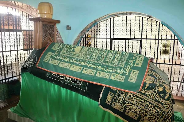Hz Ukkaşe Türbesi - Resim 5