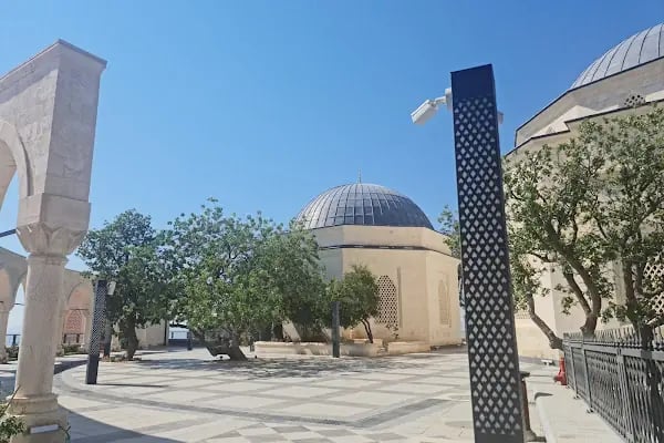 Hz Ukkaşe Türbesi - Resim 2