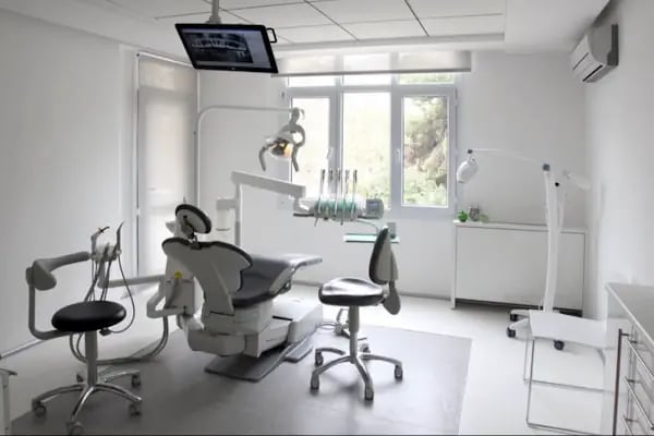 Doç. Dr. Tolga Akova – Adana - Dentrum Ağız ve Diş Sağlığı Polikliniği - Resim 3