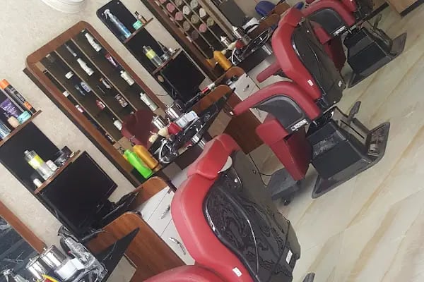 SALON NATUREL BARBER CLUB Saça Dair Herşey - Resim 4