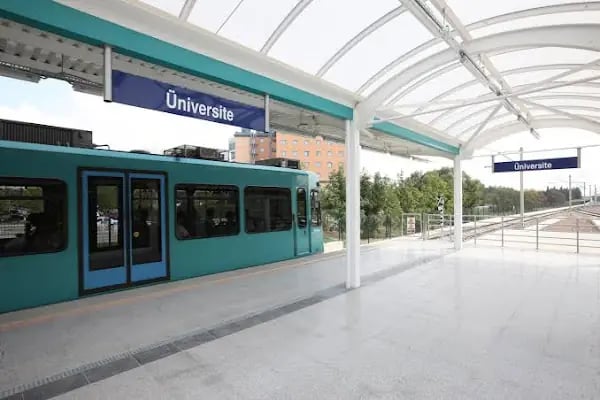 Üniversite Metro İstasyonu - Resim 3