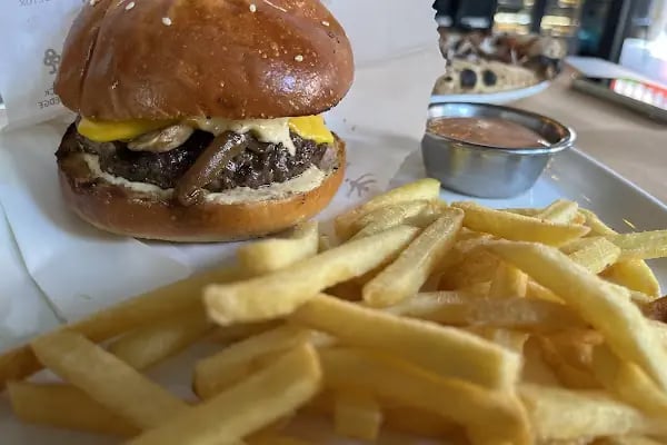 SMAK Cafe &amp; Eatery - Resim 6