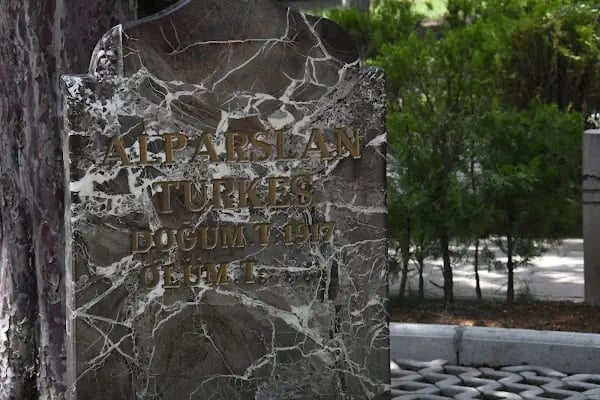 Alparslan Türkeş Kabri - Resim 4