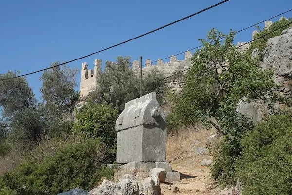 Üçağız Mezarlığı - Resim 1