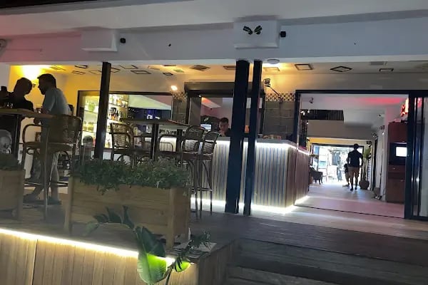 The Basement Beach&amp;Pub - Resim 1
