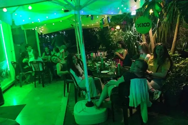 The Green Oasis Café Bistro - Resim 4
