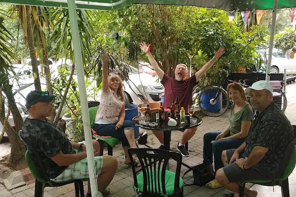 The Green Oasis Café Bistro - Resim 10