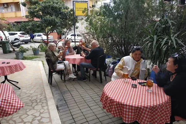 The Green Oasis Café Bistro - Resim 8