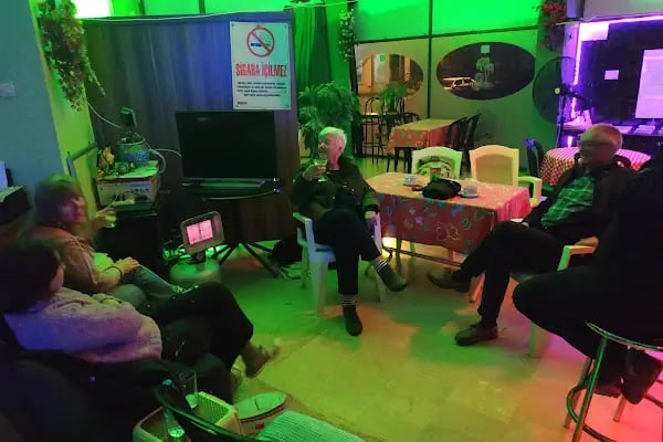 The Green Oasis Café Bistro - Resim 14