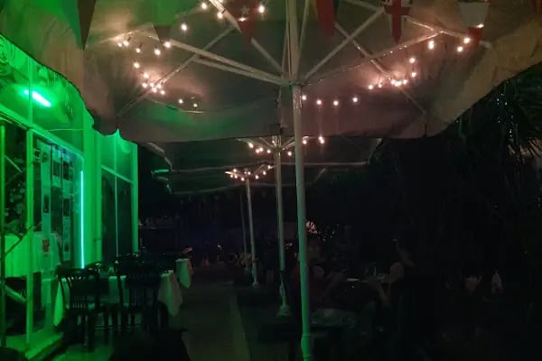The Green Oasis Café Bistro - Resim 3