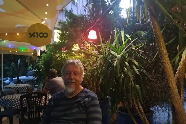 The Green Oasis Café Bistro - Resim 16