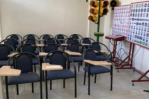 İzmir Bayraklı Özel Teknik Öğretmenler Sürücü Kursu - Resim 11
