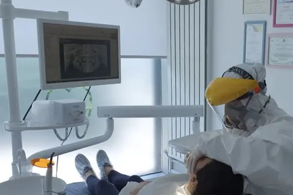 Dr.Dt. Kardelen Bağcı, Gülüş Tasarımı ve İmplant Klinikleri. Dişeti Tedavisi/ Zirkonyum/ Estetik Diş Hekimliği - Resim 4