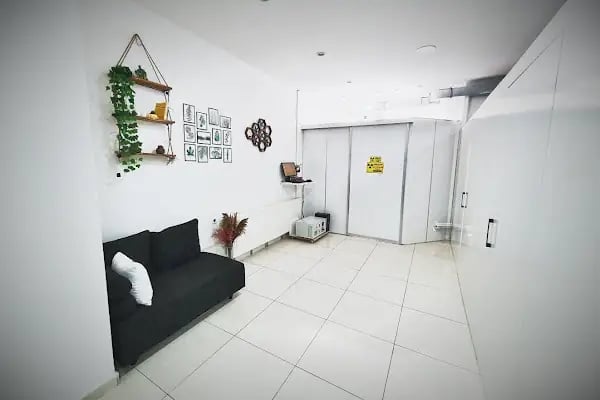 Dr.Dt. Kardelen Bağcı, Gülüş Tasarımı ve İmplant Klinikleri. Dişeti Tedavisi/ Zirkonyum/ Estetik Diş Hekimliği - Resim 14